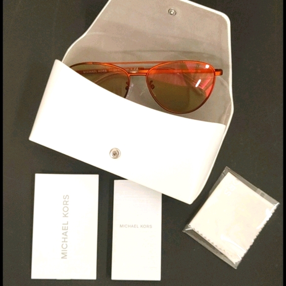 New in the MK case Michael Kors winter SunGlasses - Picture 3 of 5